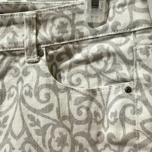 White House Black Market Gray and White Paisley Print Slim Ankle Jean Sz 6 NWOT - Picture 7 of 13